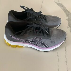 ASICS tennis shoes. Everyday comfort Amplifoam. Excellent used condition.